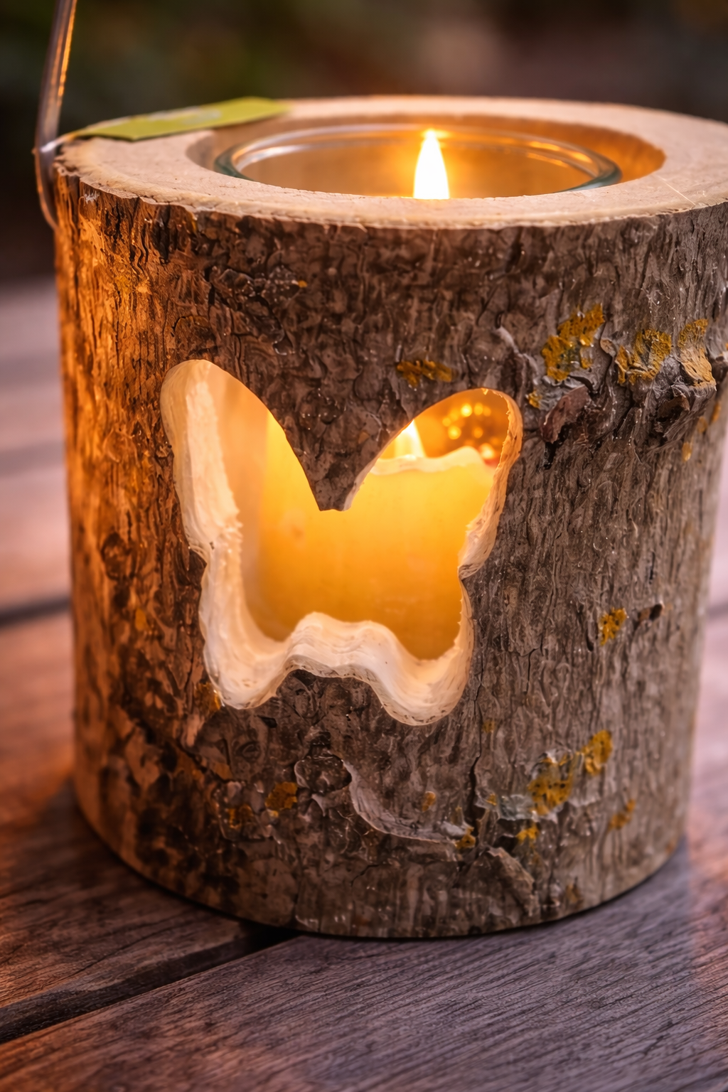 Dettaglio lanterna in legno con candela Citronella Magic Lights